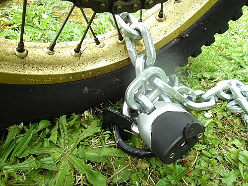 Honda mit Bodenanker und Kette